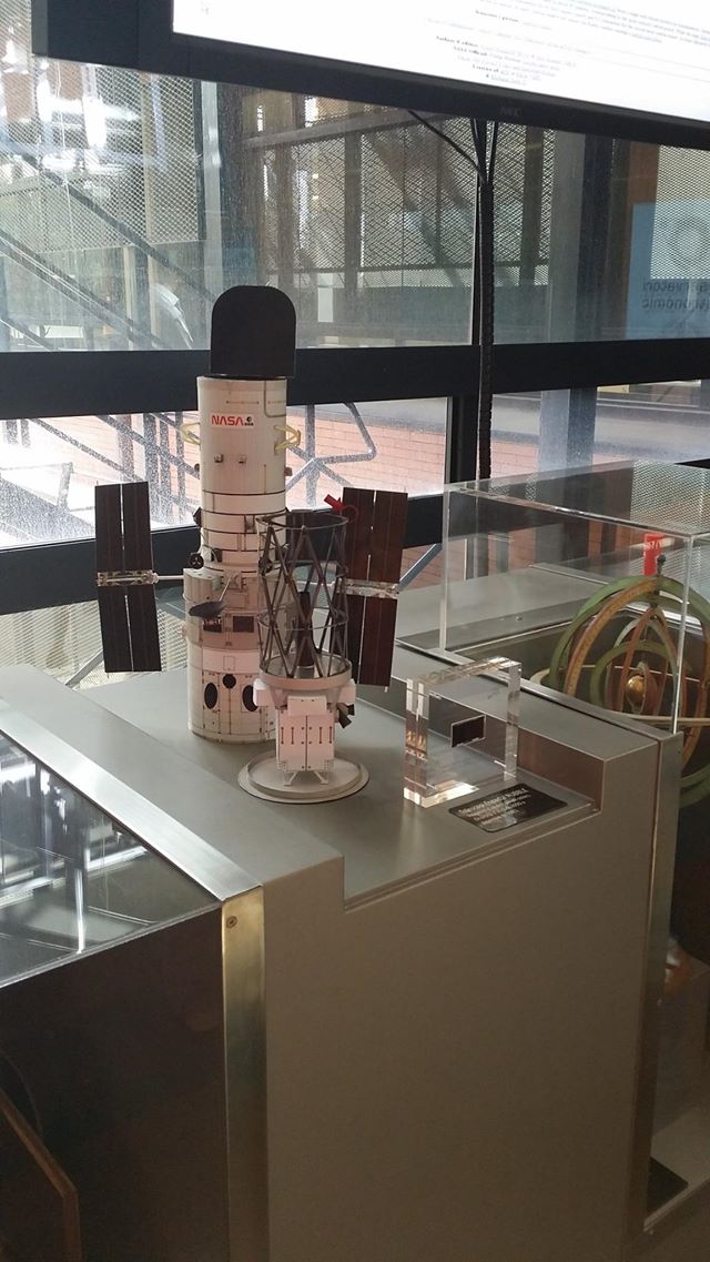 panel del Hubble junto a maqueta